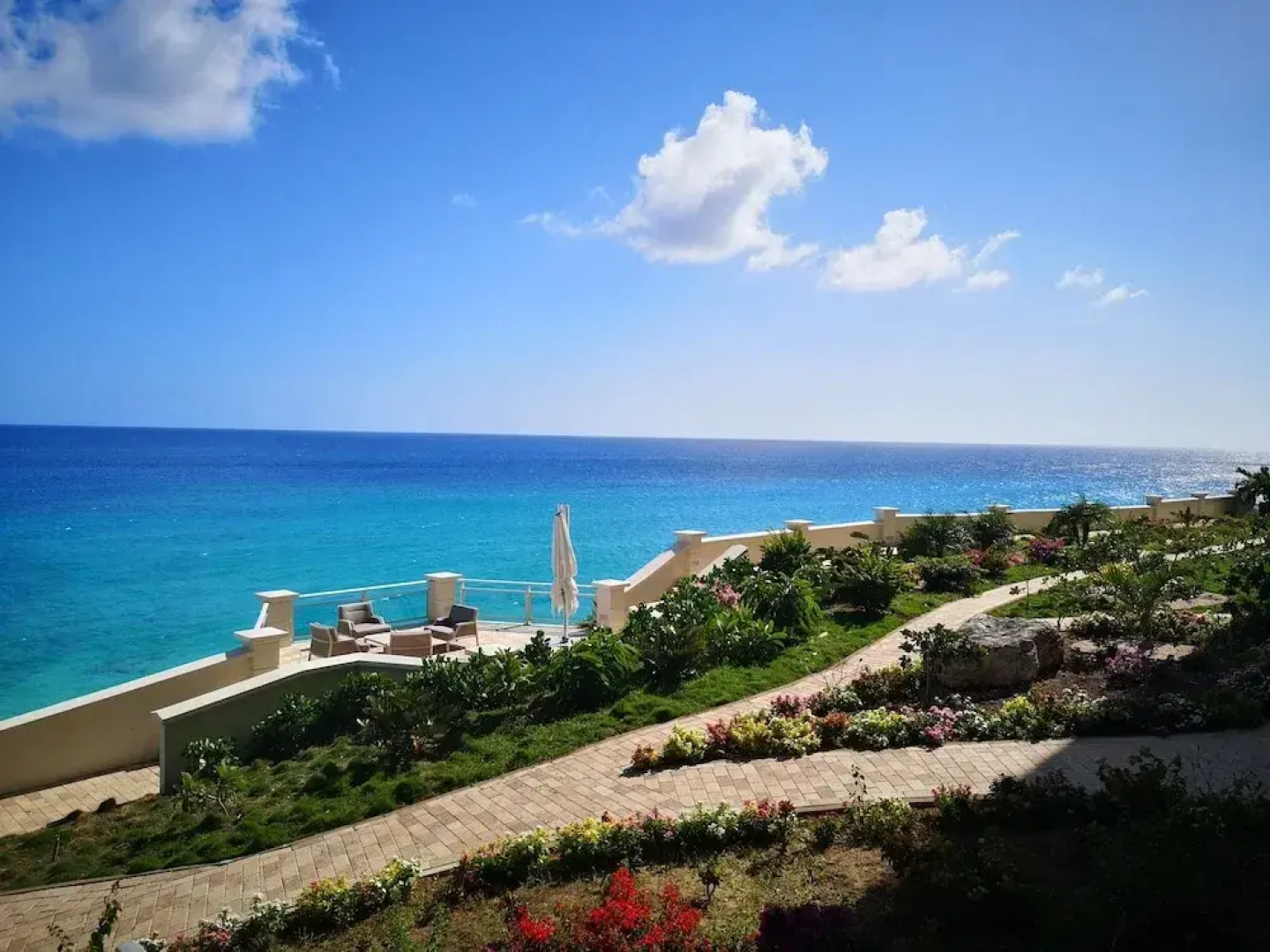 *The CLIFF_ BEACHFRONT and LUXURY MODERN UNIT* C2
