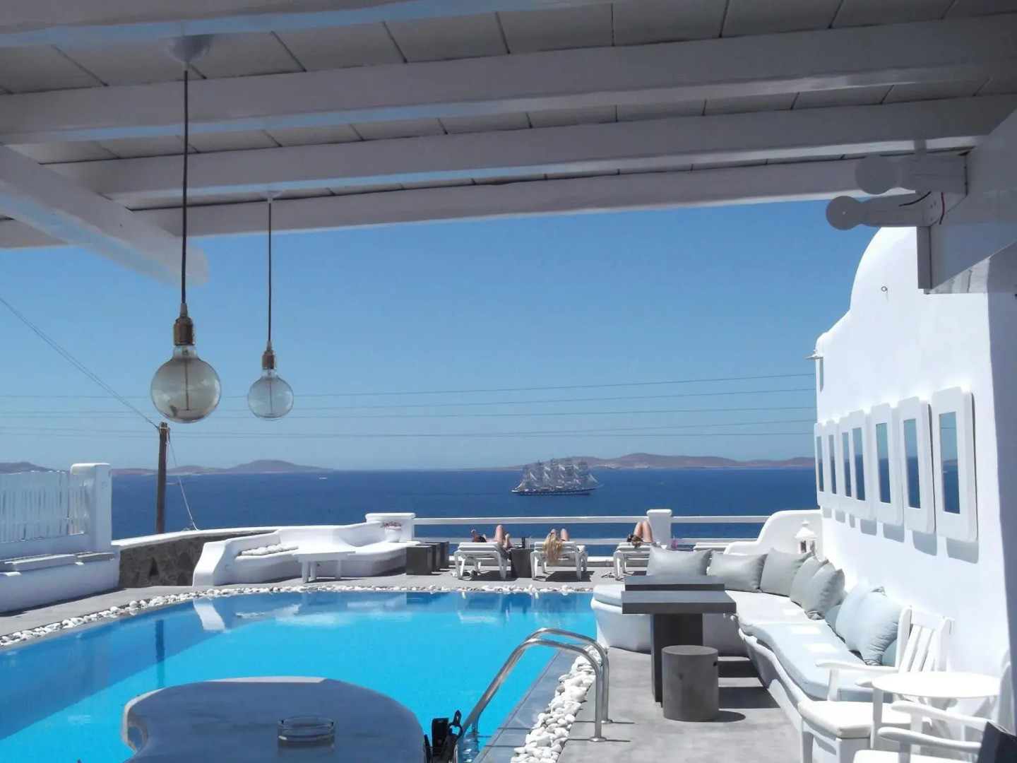 Flaskos Luxury Suites