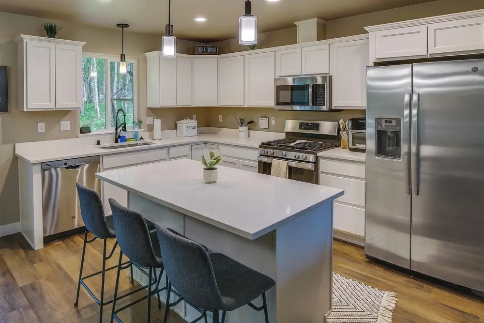 Charming Wasilla Getaway w/ Fireplace & Gas Grill!