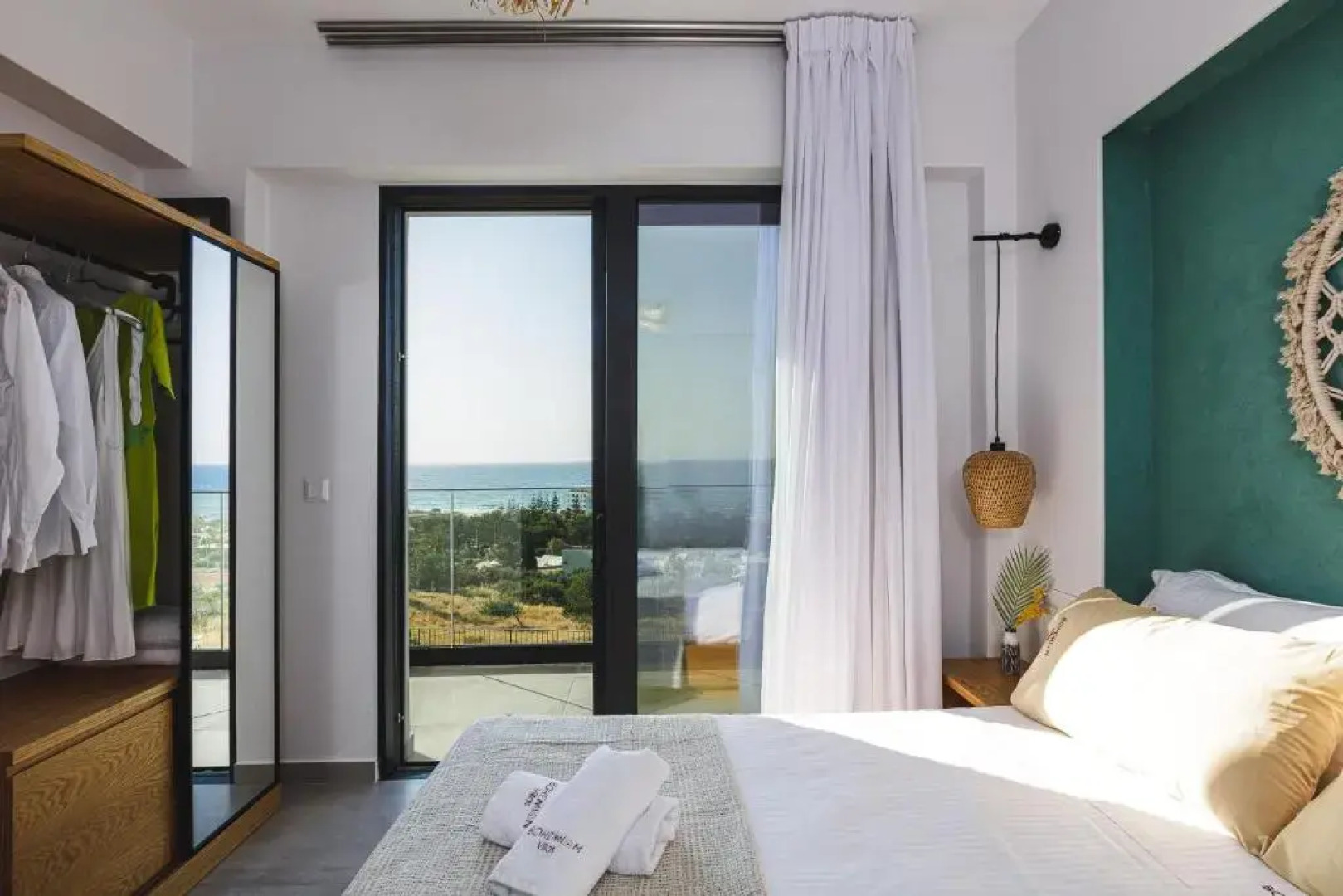 Bohemian Villas with Private Infinity Pool, Jacuzzi & Seaview, 15min from City Center