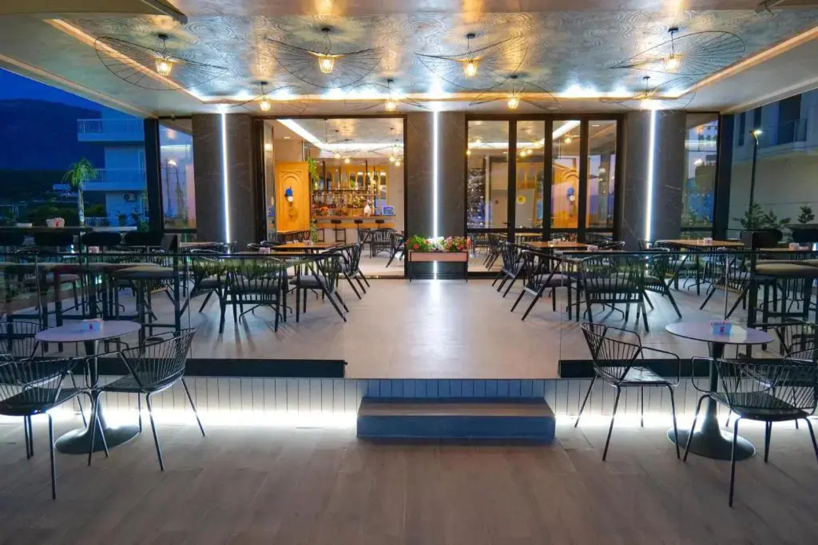 The Peak Hotel & Lounge