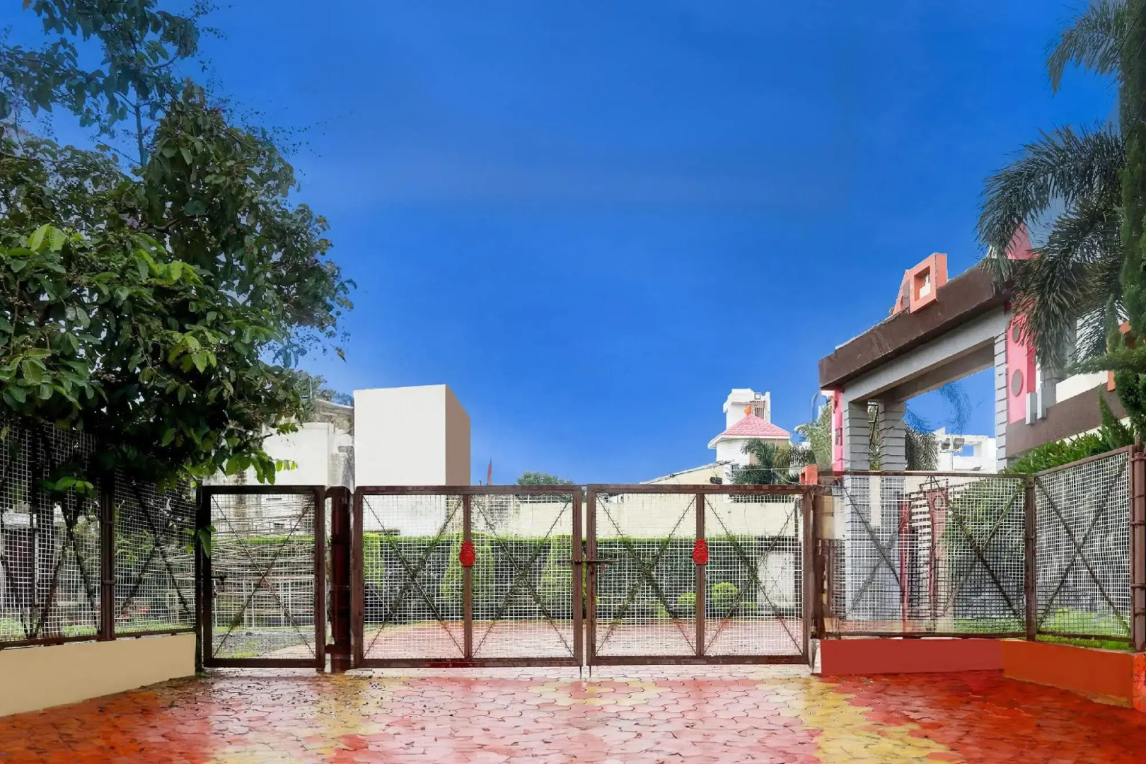 OYO 27960 Hotel Divya Sai Palace