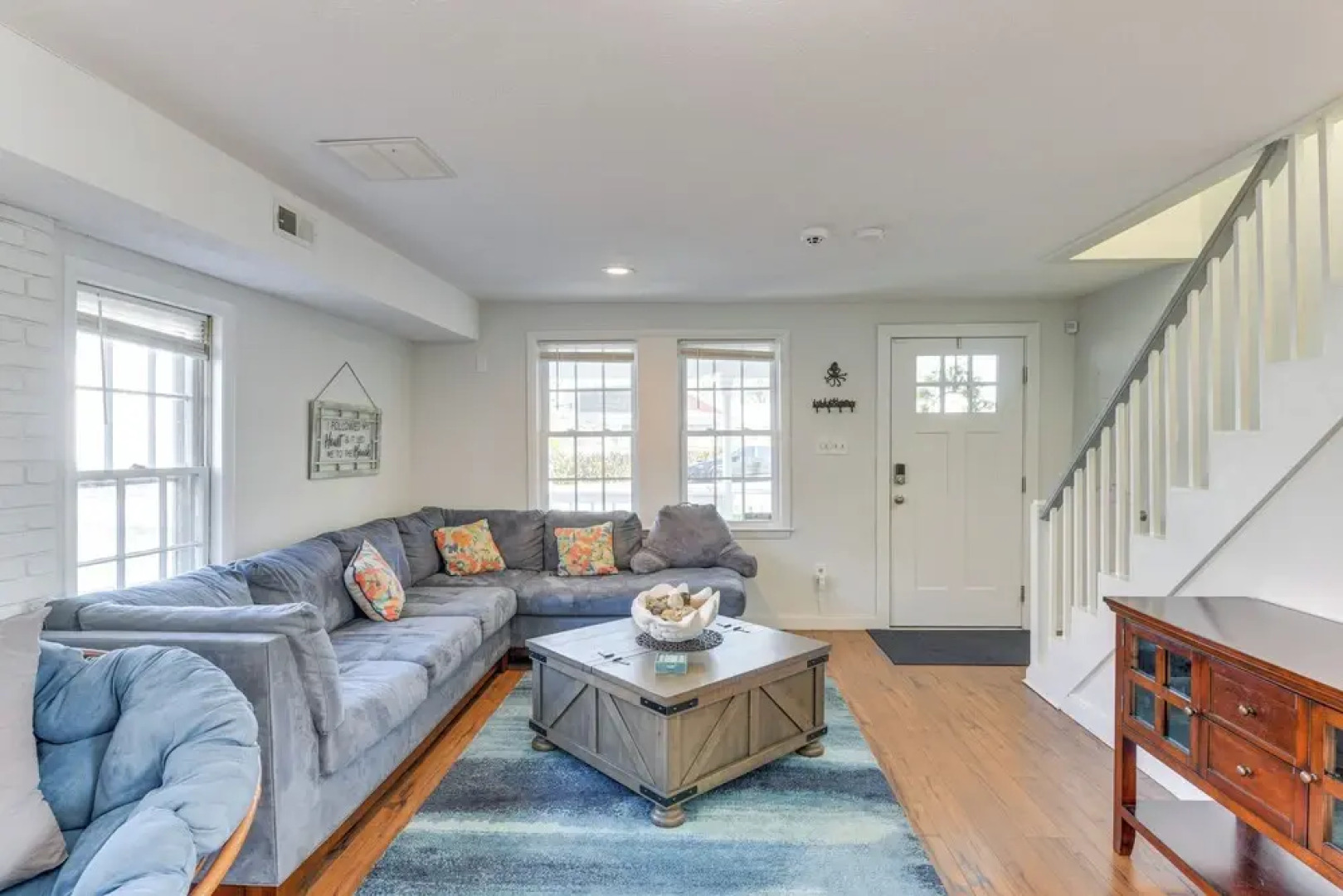 Adorable Cottage: Fire Pit, Walk to Colonial Beach