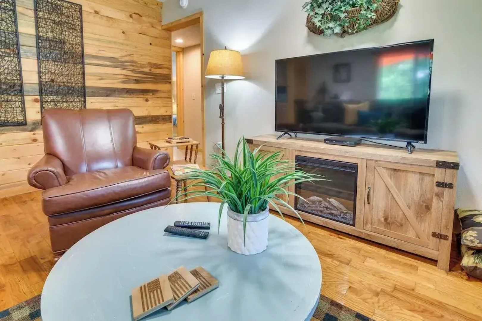 Bull Shoals Lake Home w/ Porch - Steps to Water!