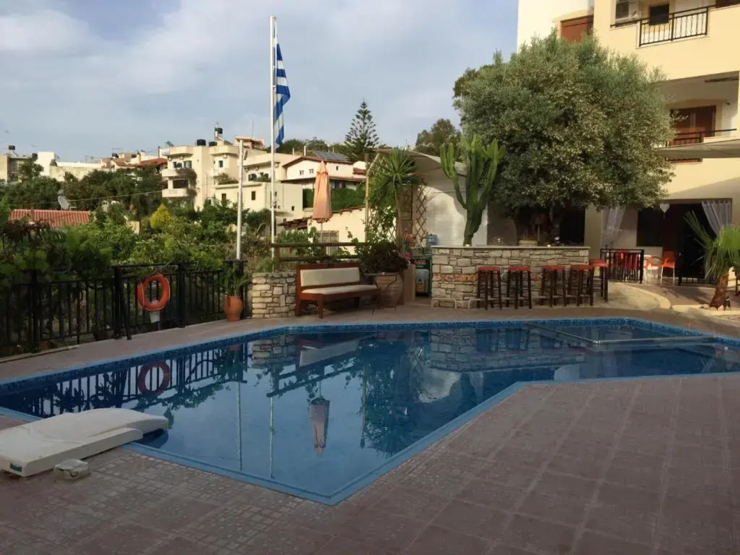 Vrisi Apartments & Villa