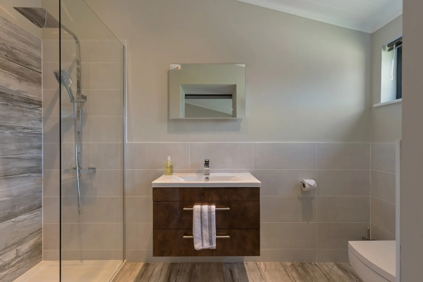 Dewin Bach - Luxury Lodge, Hot Tub, Close to Beach