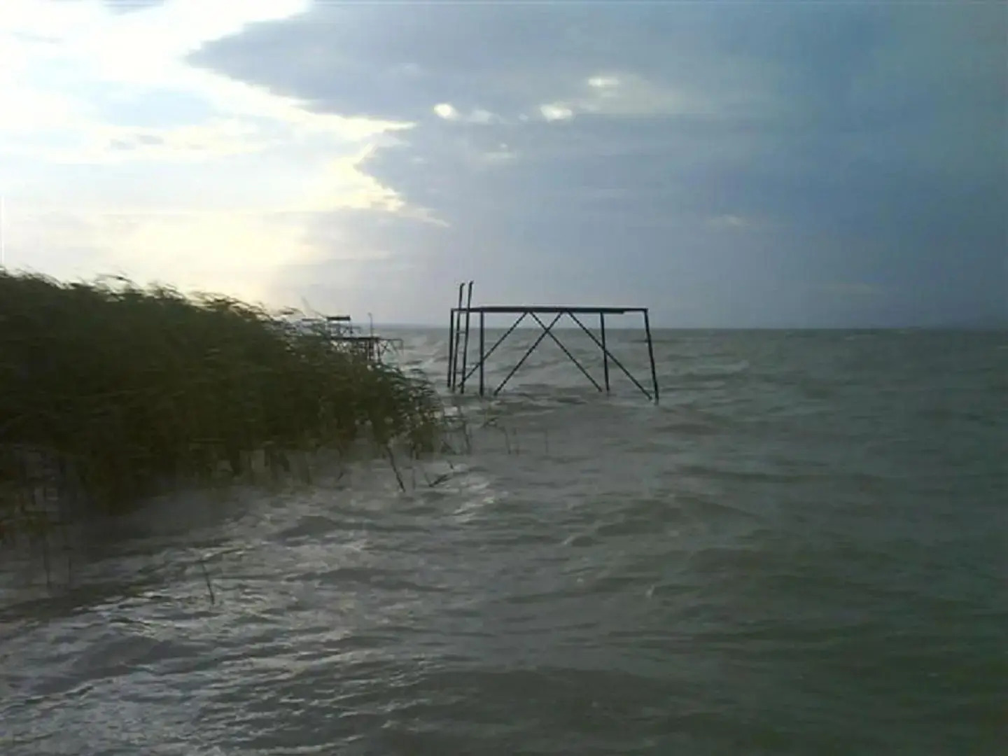14 férőhelyes ház saját stéggel, játszótérrel Balatonfenyvesen vízparti utcában