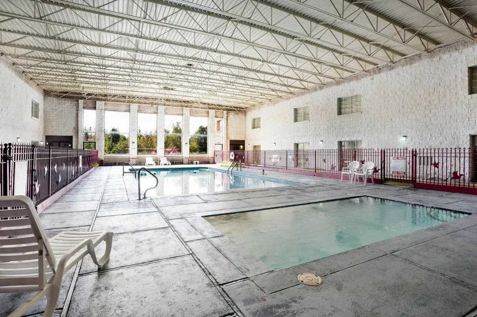 Econo Lodge Inn & Suites