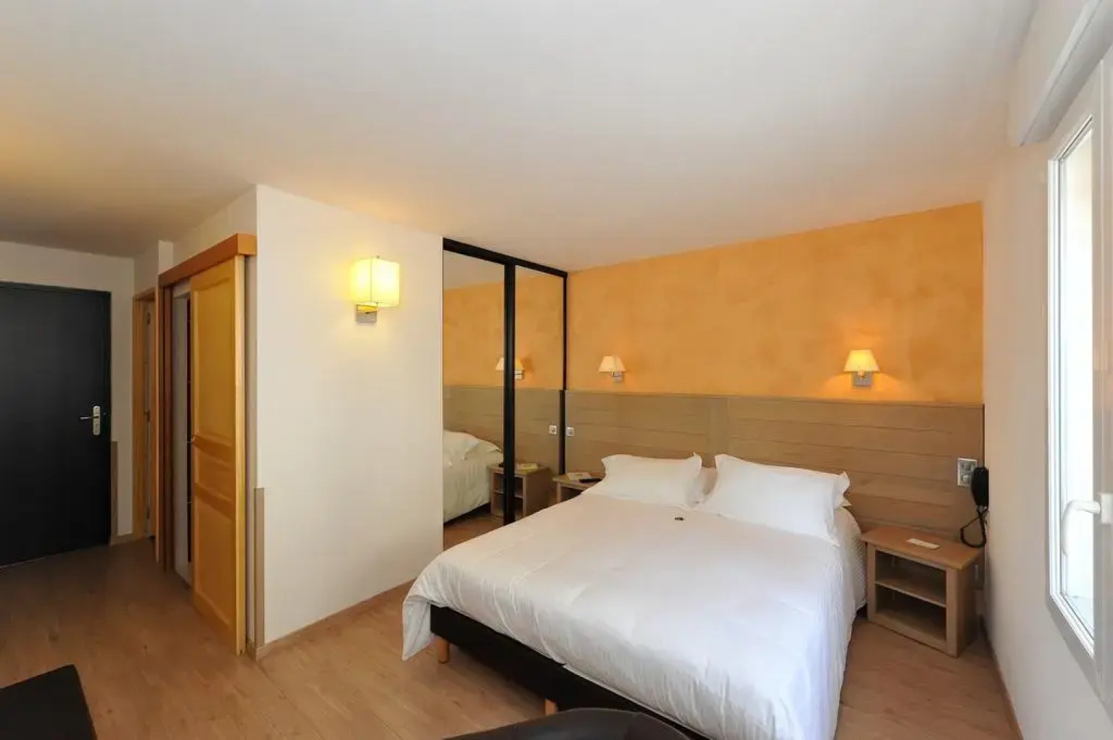 Logis Hôtel Restaurant Les 2 Rives - A75, en bordure de rivière