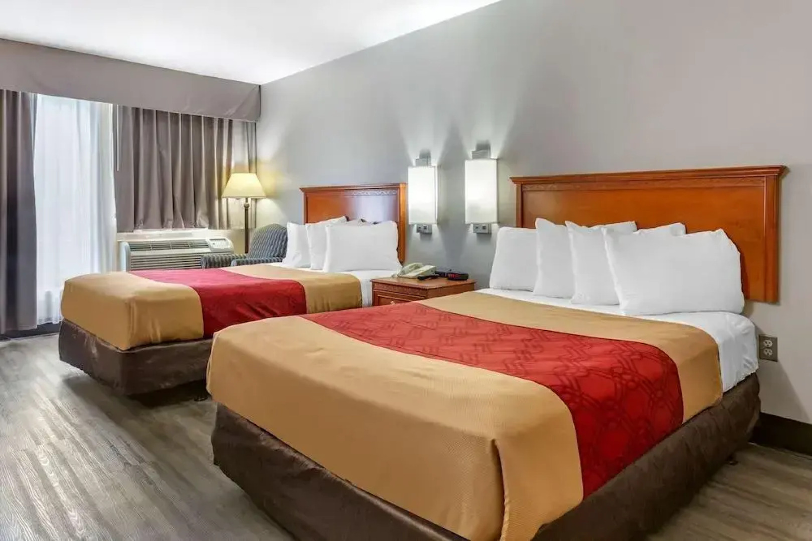 Econo Lodge & Suites