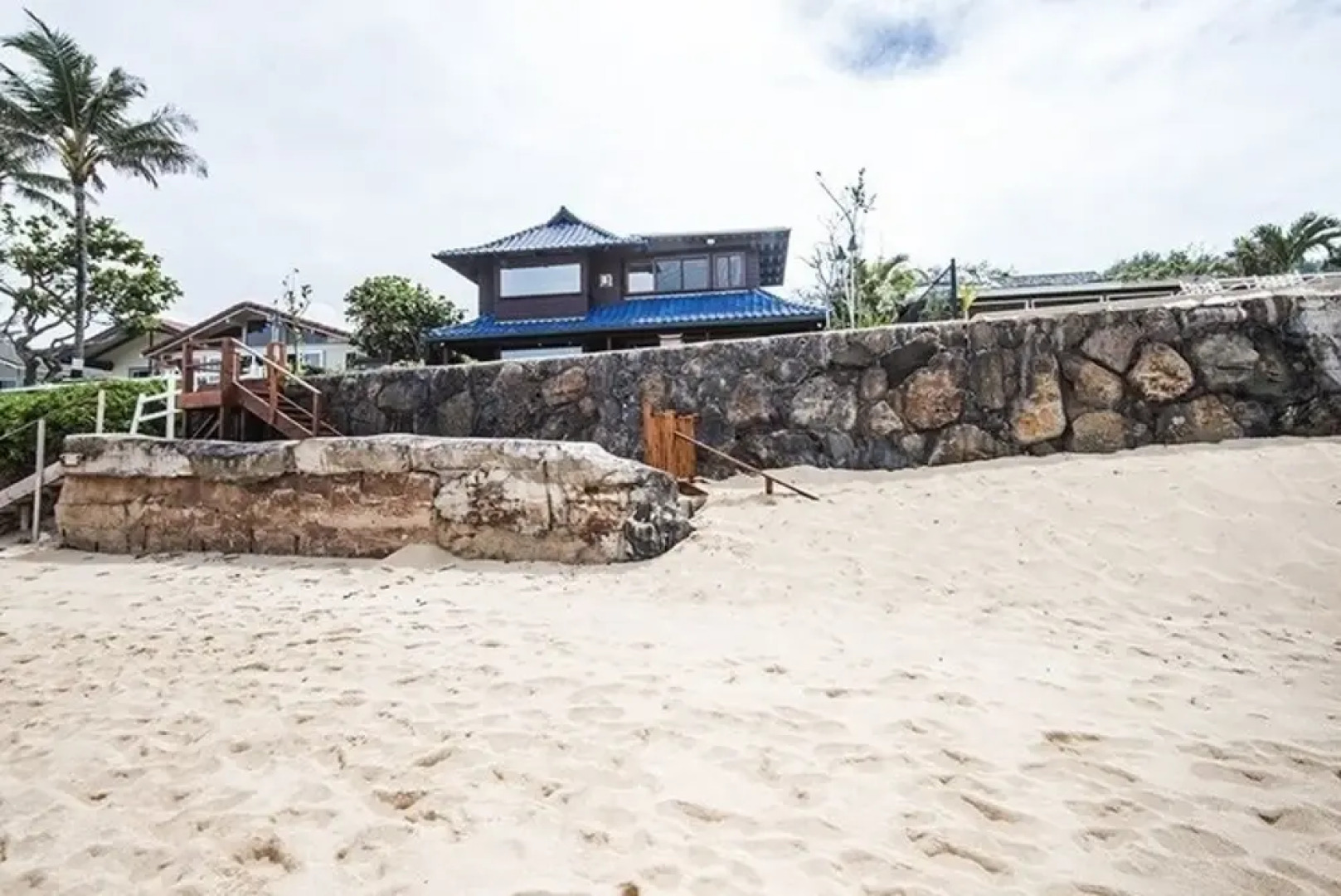 Blue Mahina At Sunset Beach 4 Bedroom Home by RedAwning