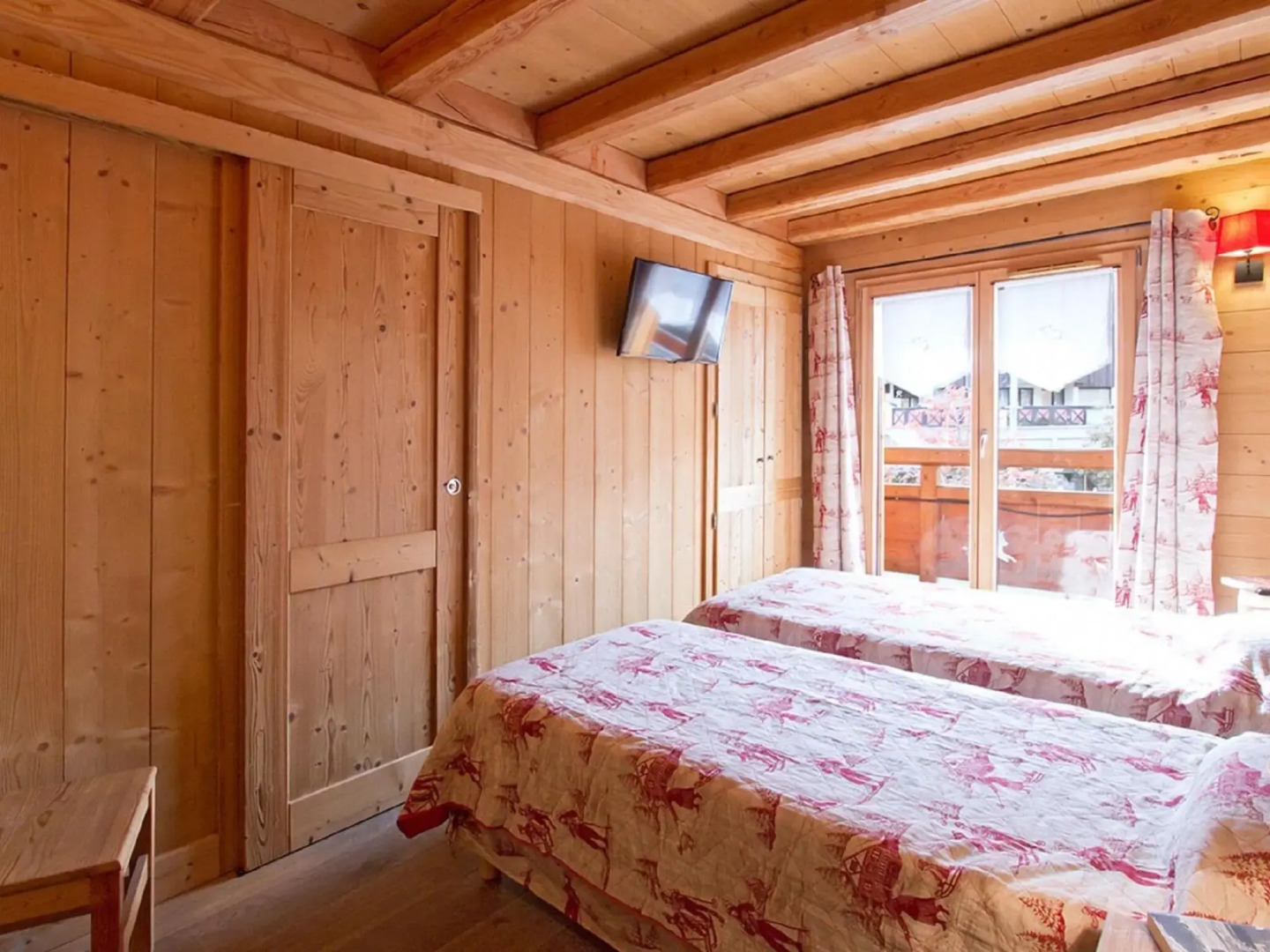 Delightful 14-person chalet with sauna and pool in Les Deux Alpes
