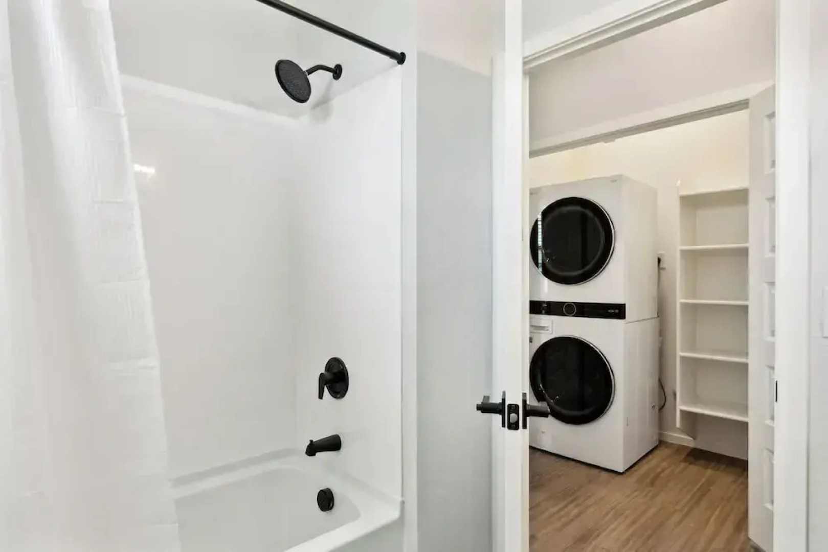 Sparkling Modern Home with Pool BBQ