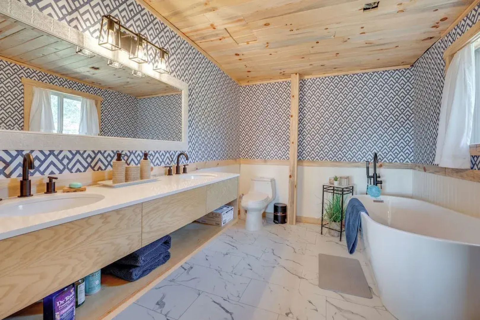 Mtn-view Getaway w/ Spacious Deck in Republic!