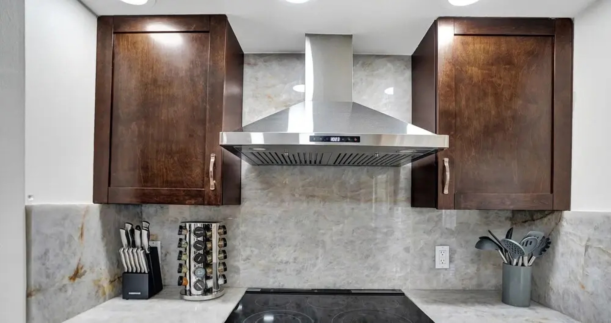 8 Br Villa with Pool & Basketball Court