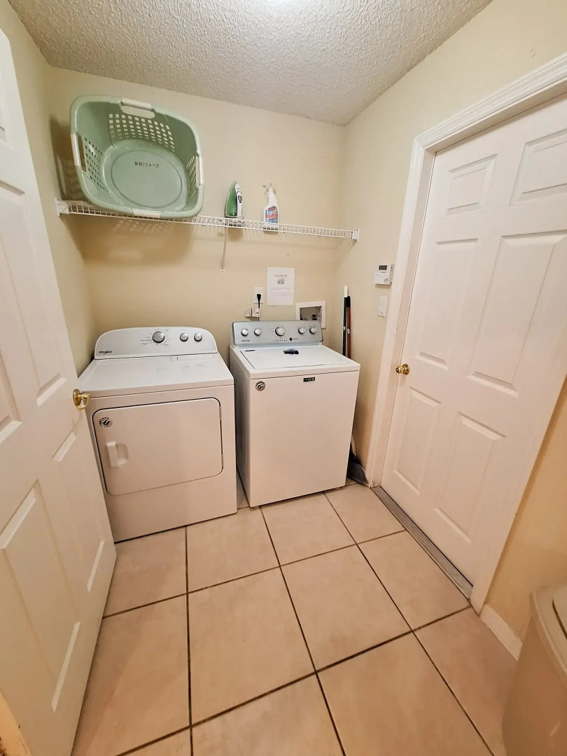 Private Pool Home with Spa & Games Room, Clermont, US