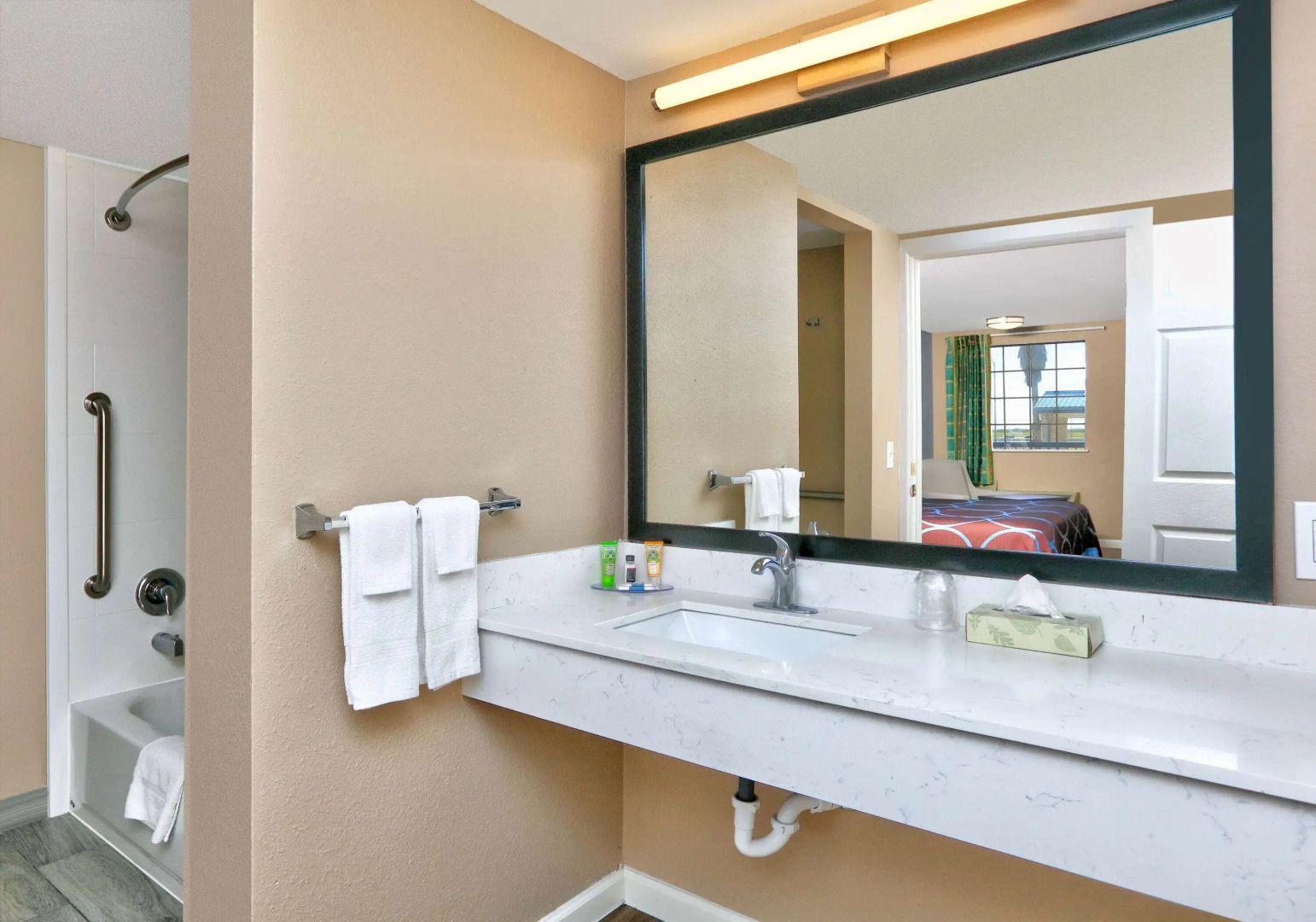 Super 8 by Wyndham Victoria / South / Hwy 59