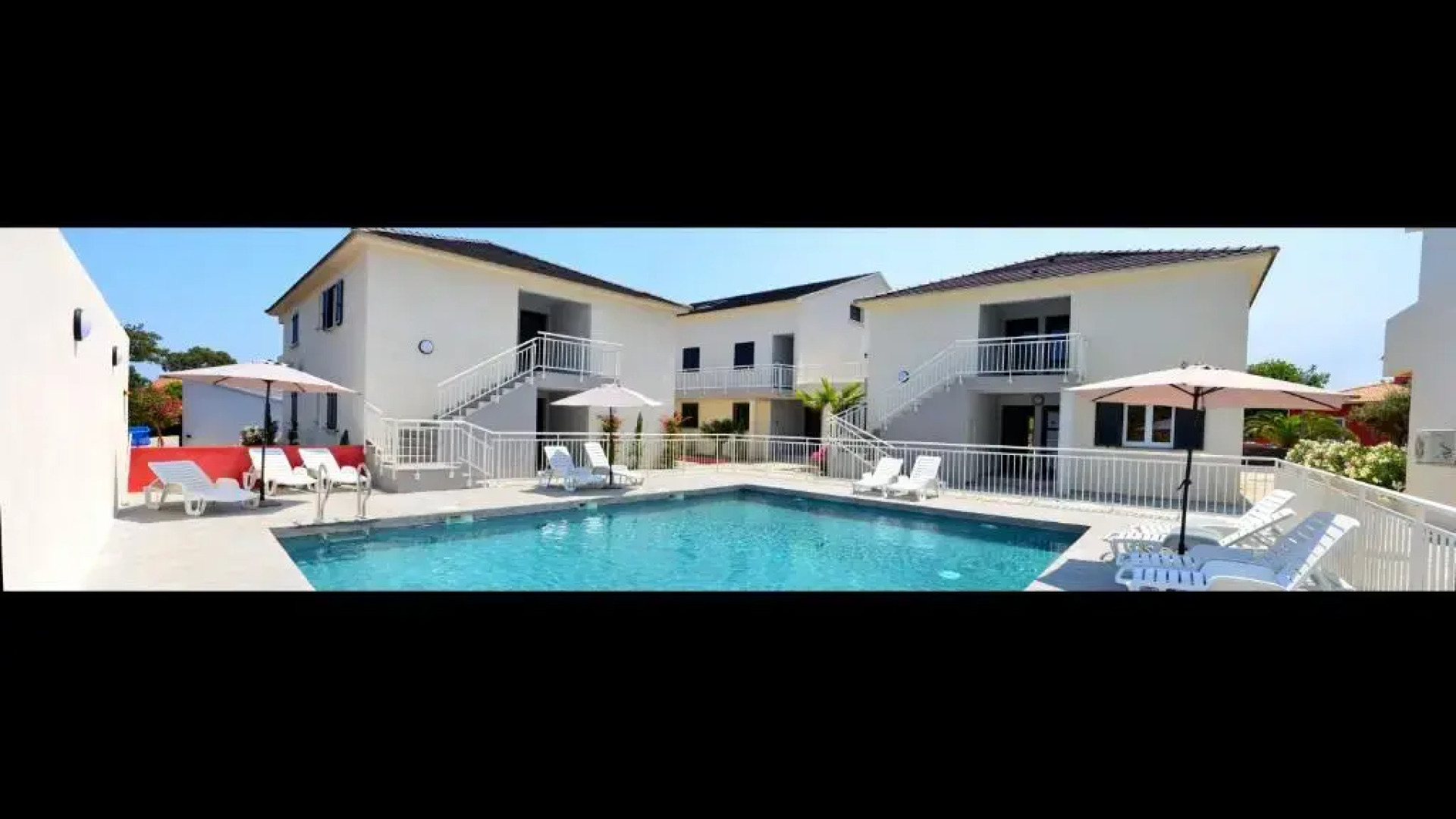Seaside apartment with beach service