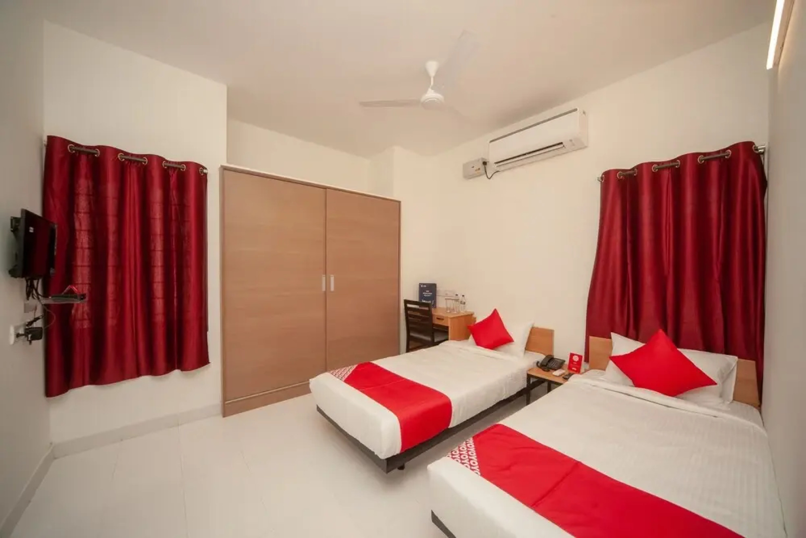 OYO 24052 Flagship Covelong Residency