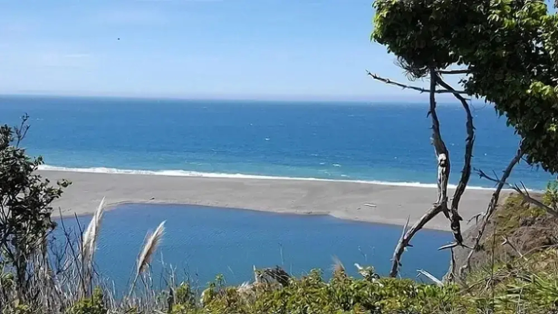 Surf Watch 3 Bedroom Home by RedAwning