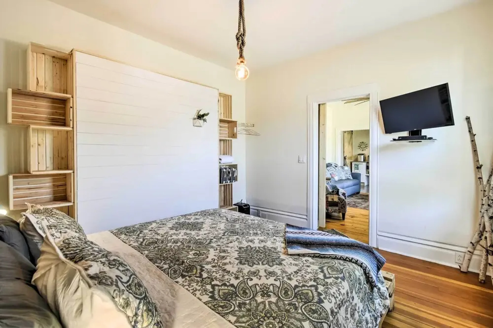 Walk to Dtwn Shops & Eats: Sturgeon Bay Retreat