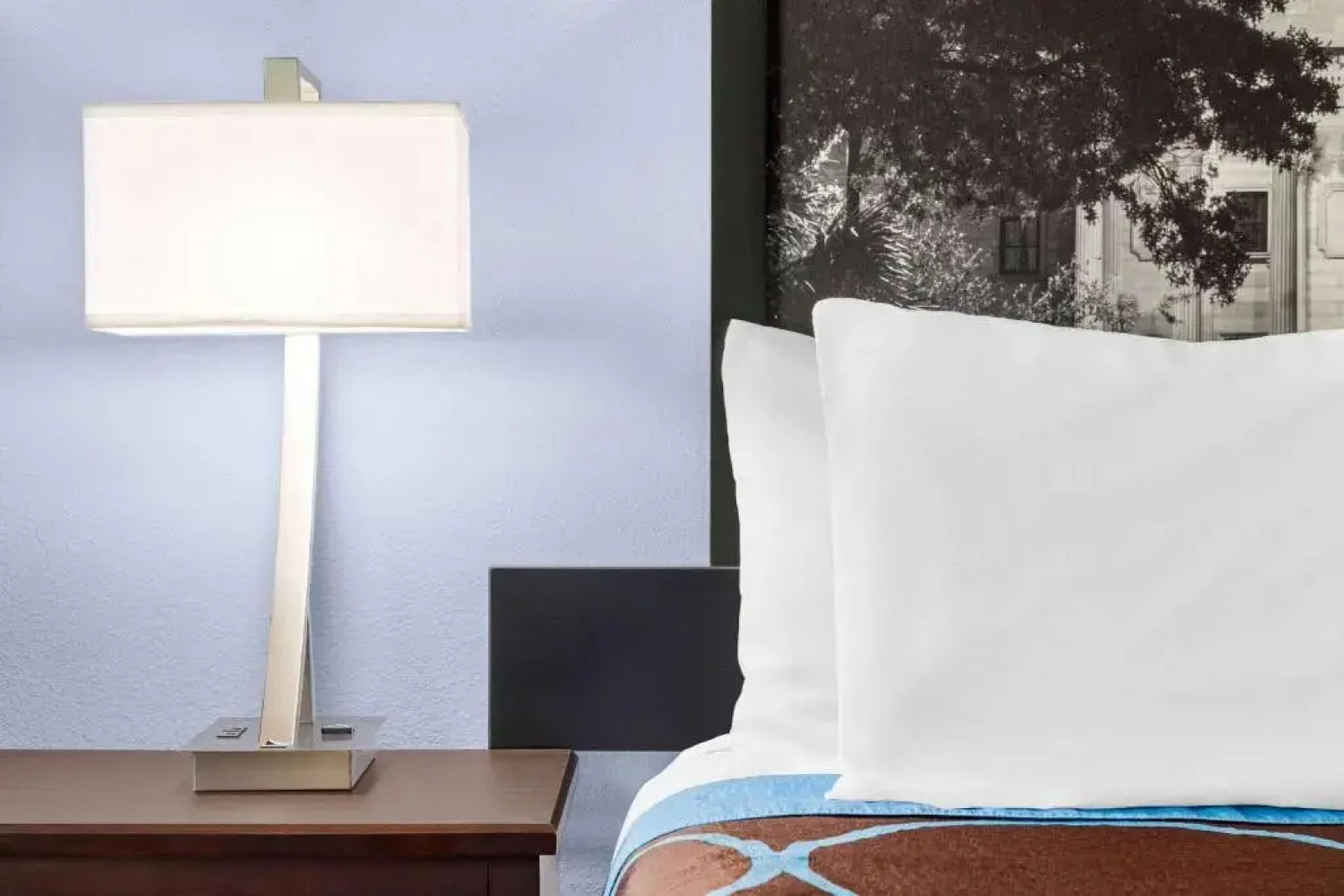 Super 8 by Wyndham Lenexa Overland Park/Mall Area