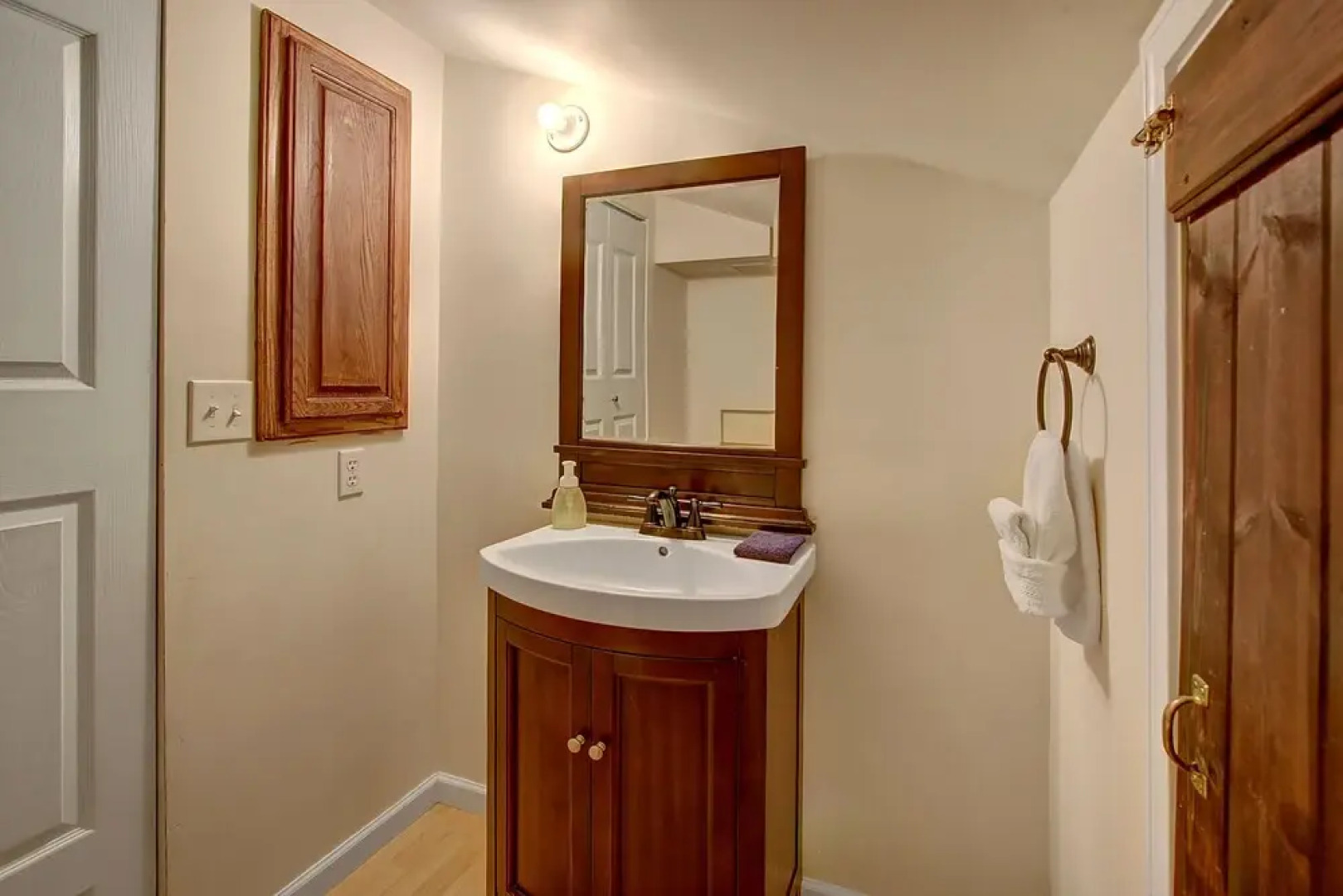 Baring Bend Lodge - Three Bedroom Cabin with Hot Tub