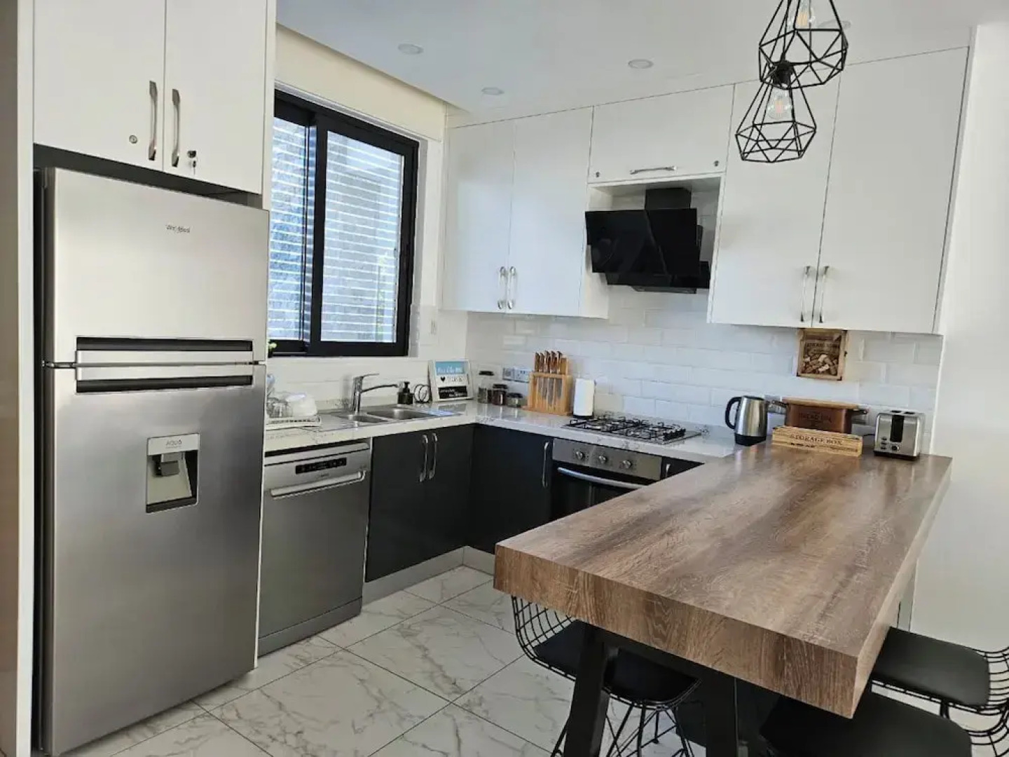 Serene Three-bedroom Retreat in Unforgettable Setting