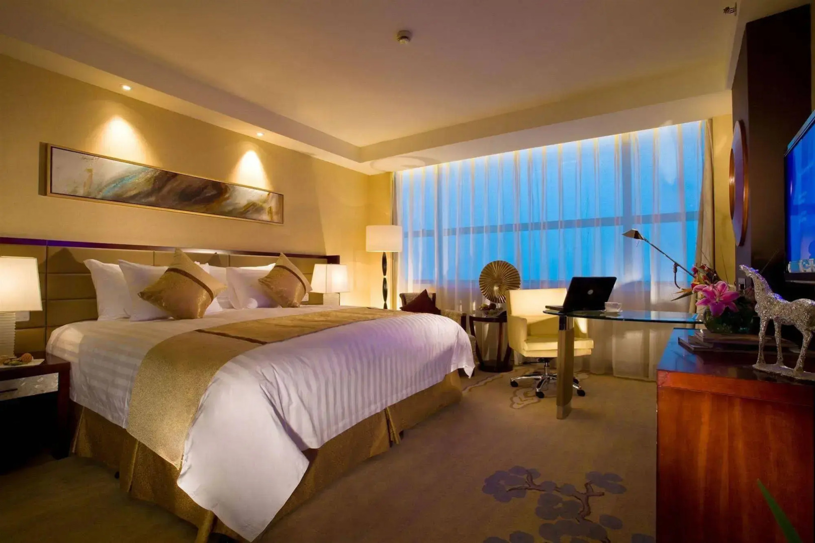 Huaqiao New Century Grand Hotel