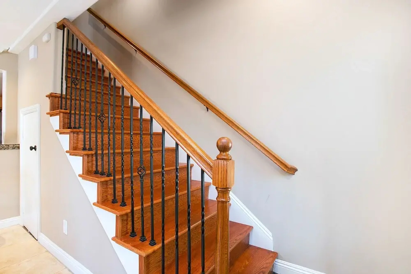 Costa Mesa/Newport - Fast WiFI - Work Stations - Free Parking - Self Check In! (CM-1)