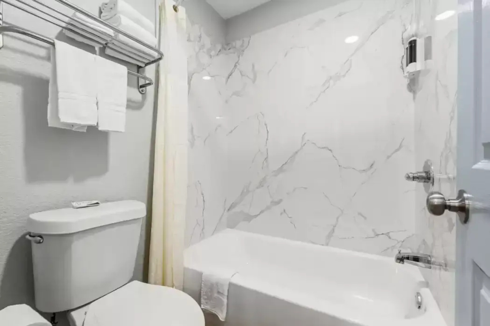 Econo Lodge Inn & Suites