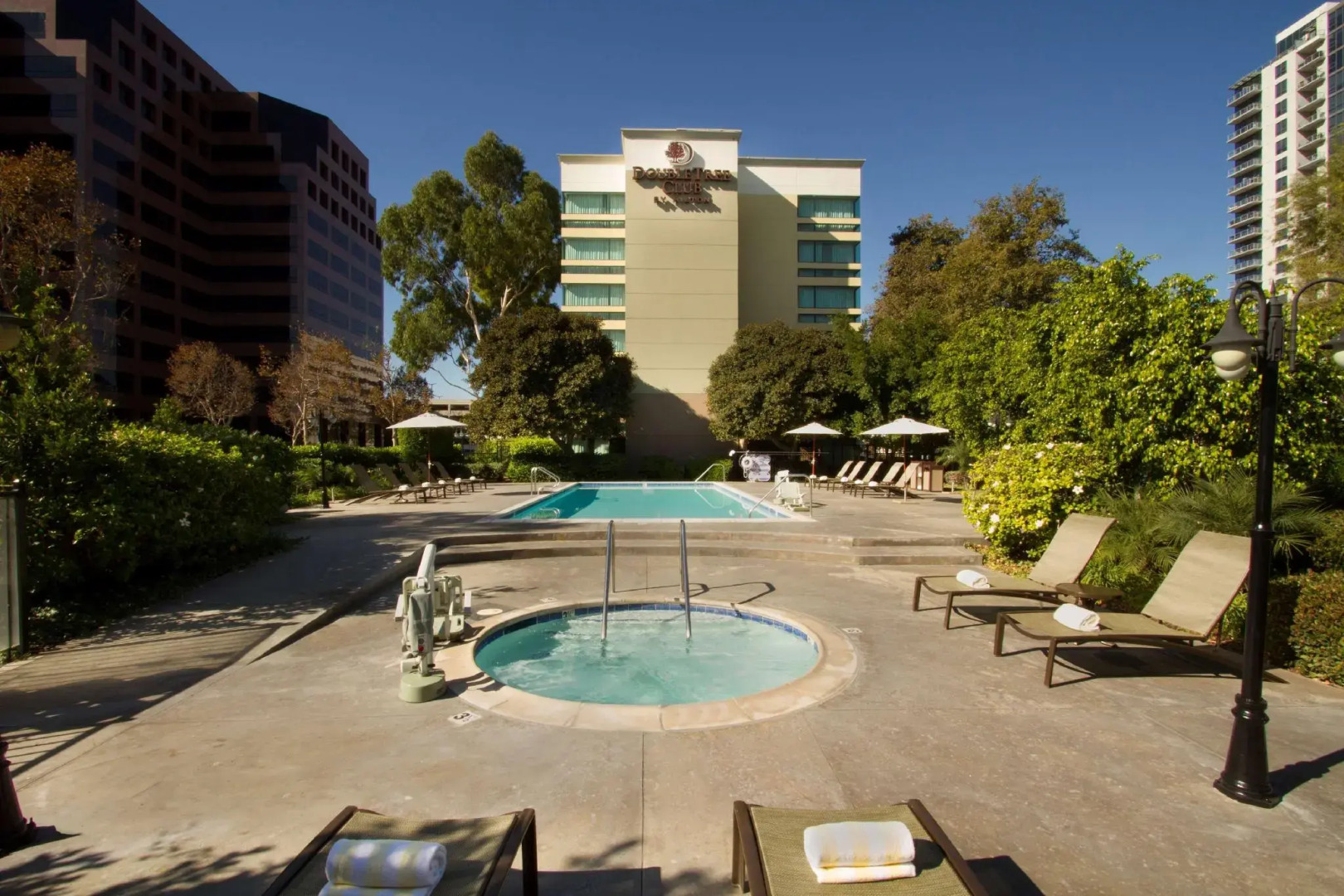Lakeside Orange County Airport Hotel