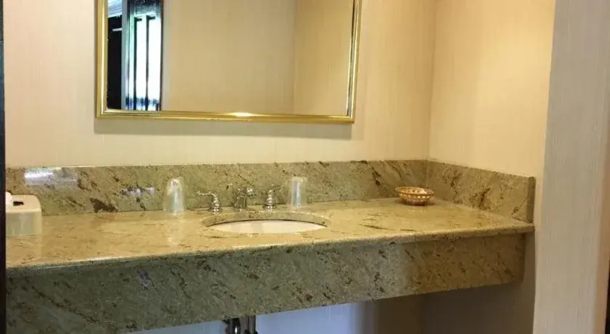 Chalet Inn & Suites Centerport