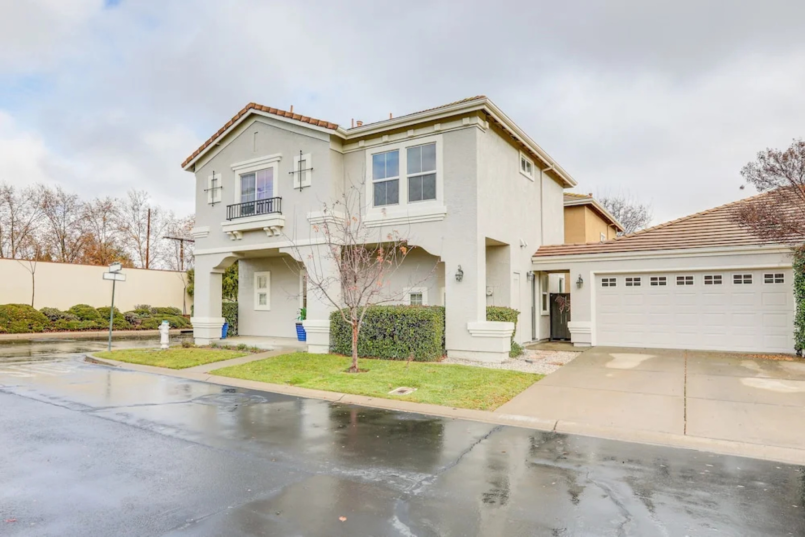 Modern California Escape Near Kayaking & Downtown!