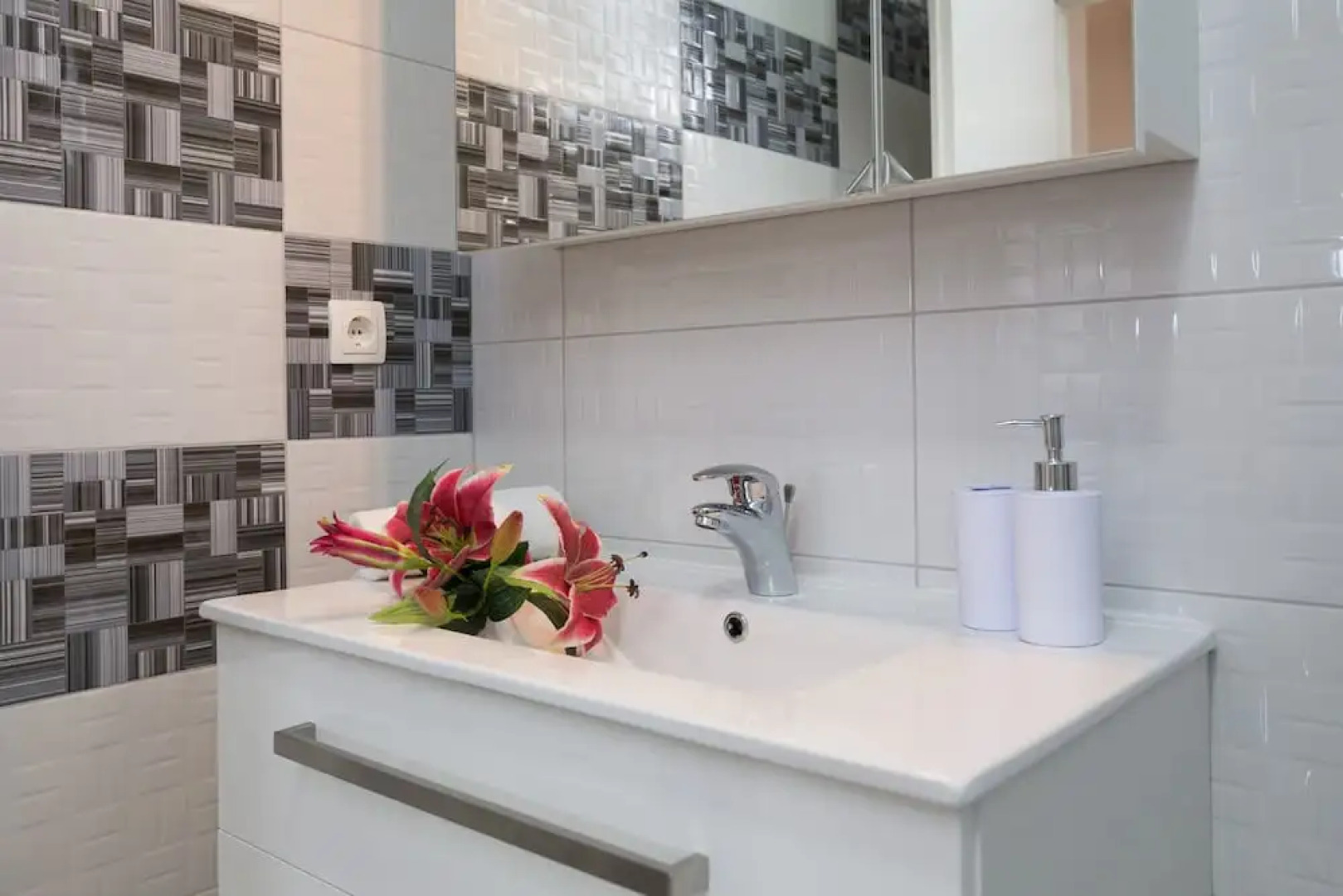 A8 - Modern apt With Terrace, 3 min Walk to Beach