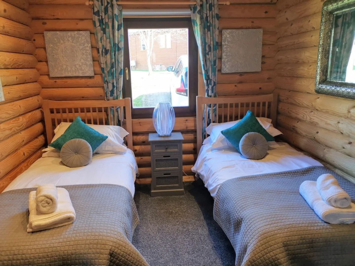 Starlight Log Cabin - With Hot Tub and Lake View