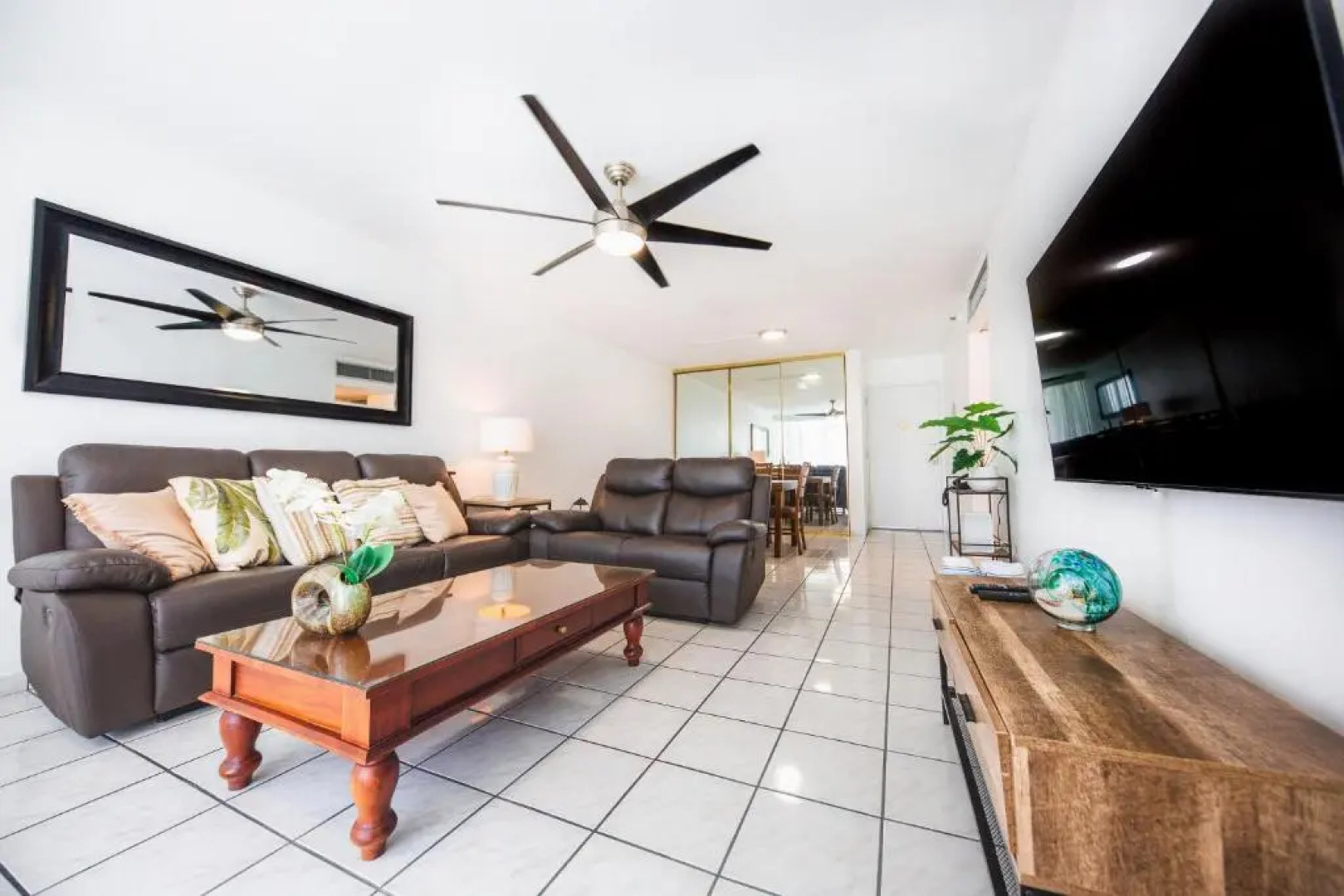 ESJ Towers Máre St Clair by Chana