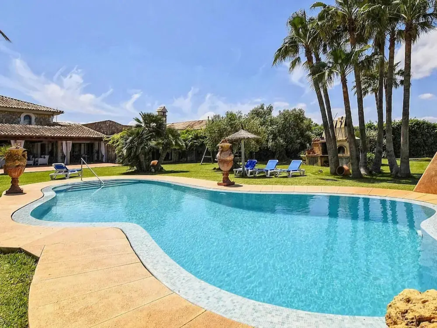 Luxurious Villa Perfect for Large Families, Near the Beach