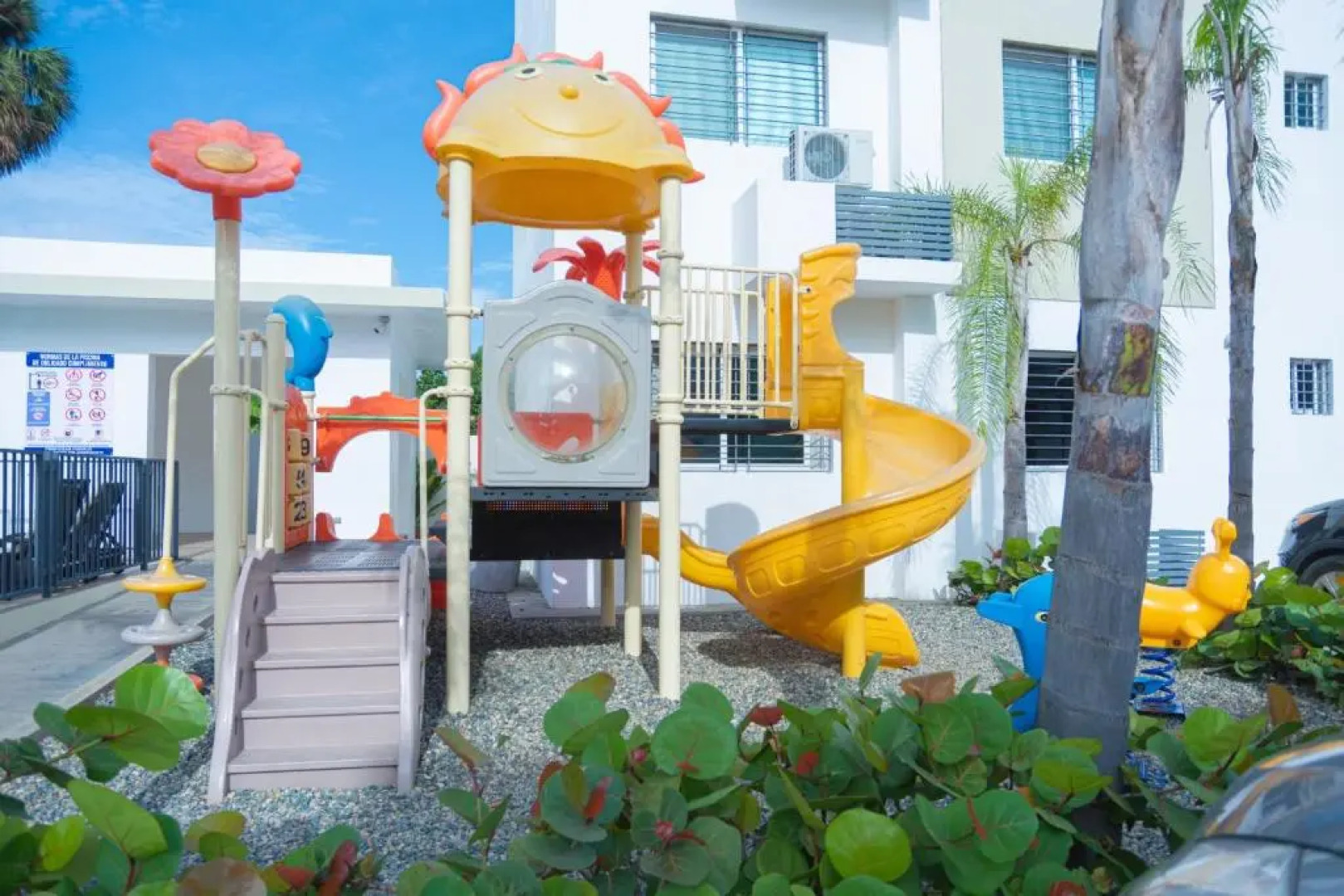 Se renta apartamento amueblado , ubicados en Santiago , 3 habitaciones , 2 bańos , 2 parqueo , área de juego y Piscina.