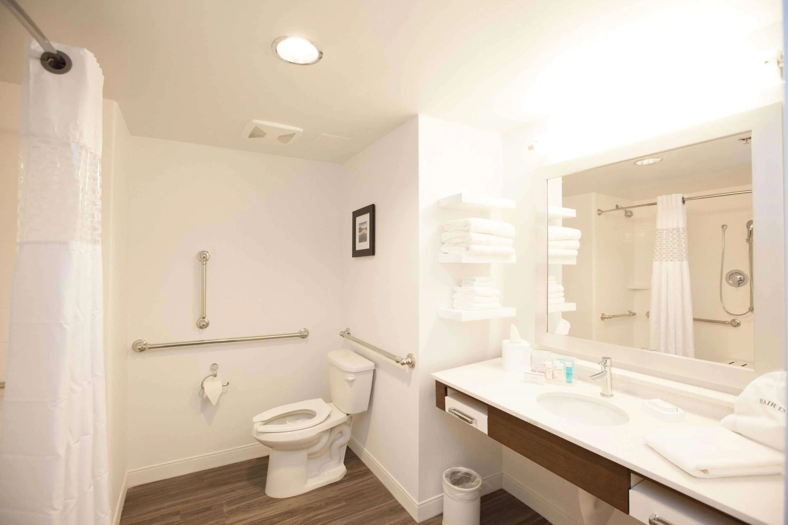 Hampton Inn Emerson LakePoint