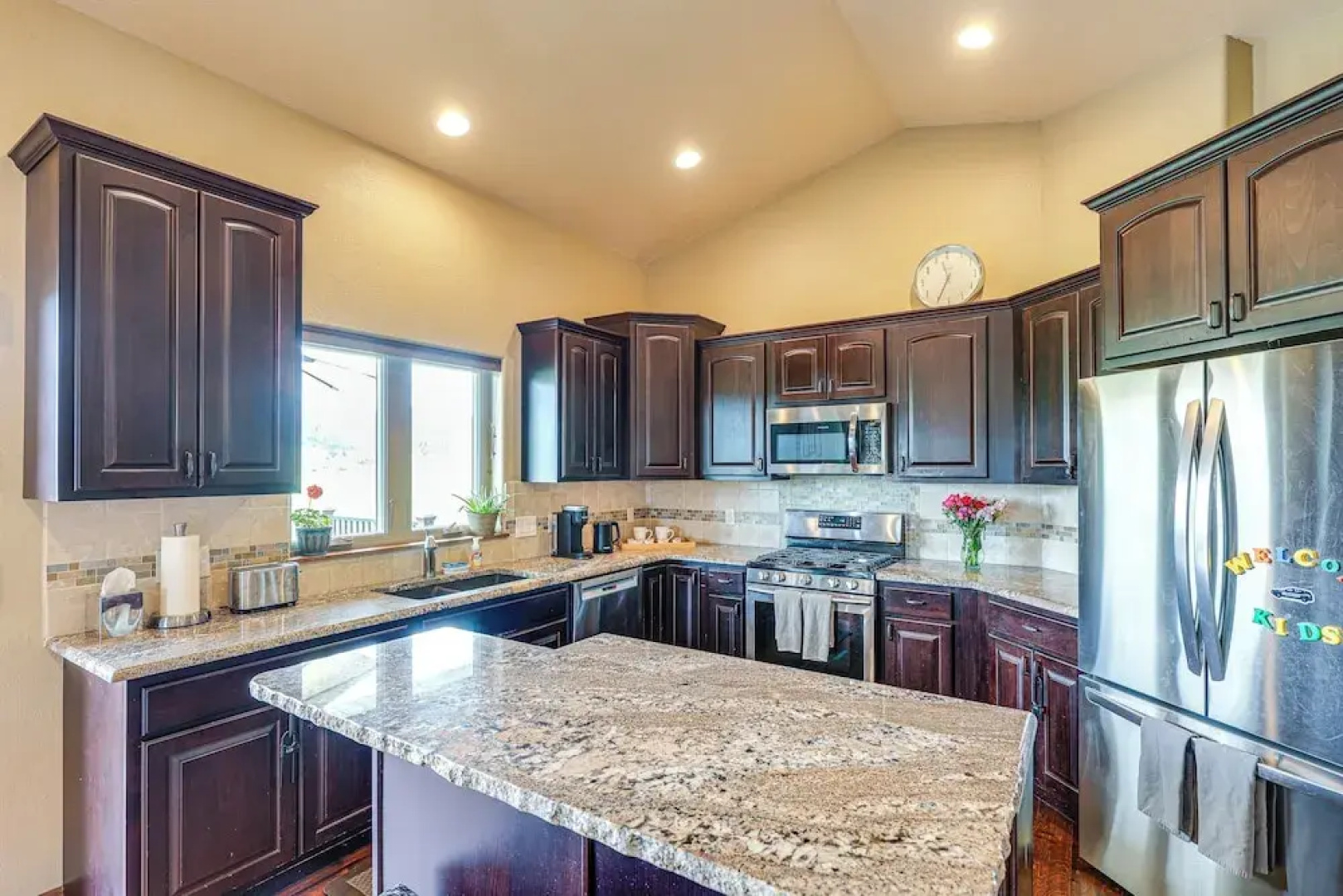Spearfish Retreat w/ Fireplace + Mountain Views!