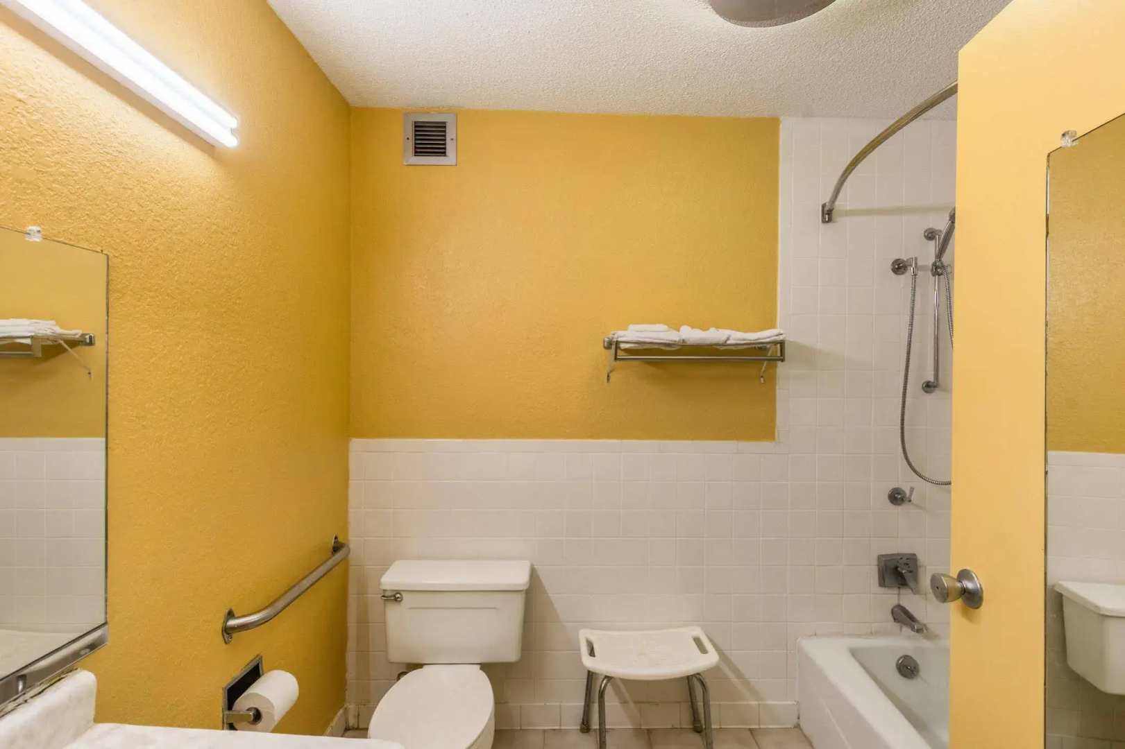 Econo Lodge Inn & Suites