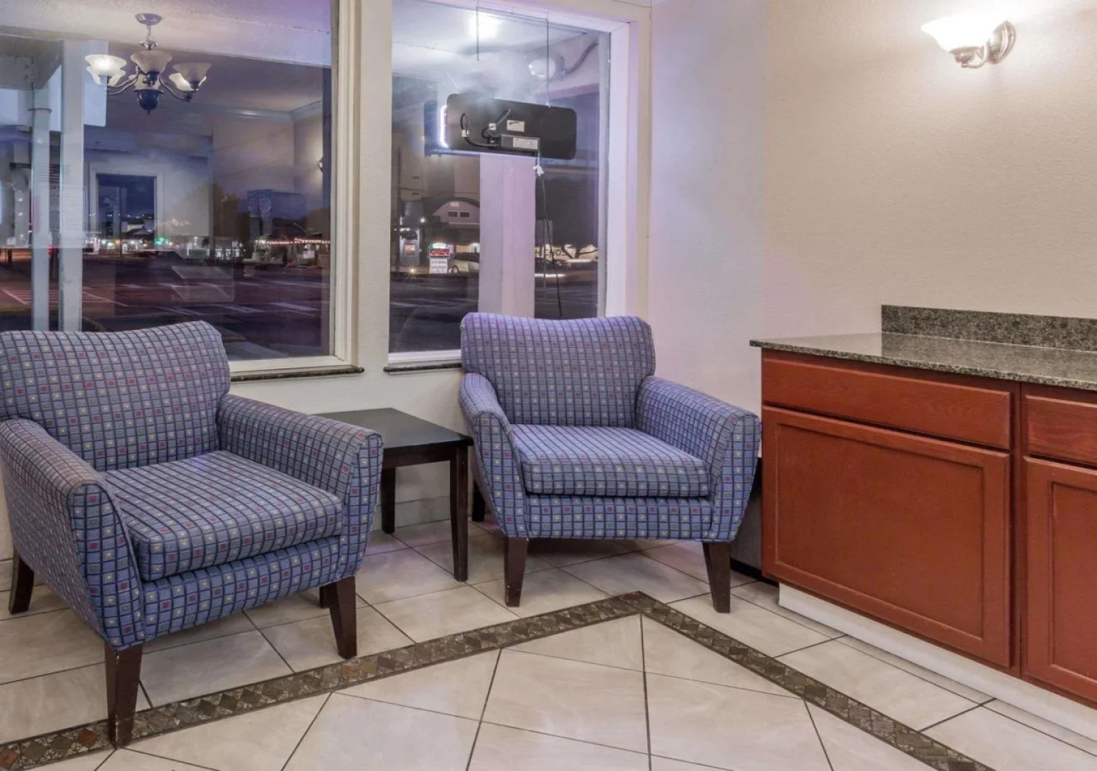 Breeze Inn & Suites