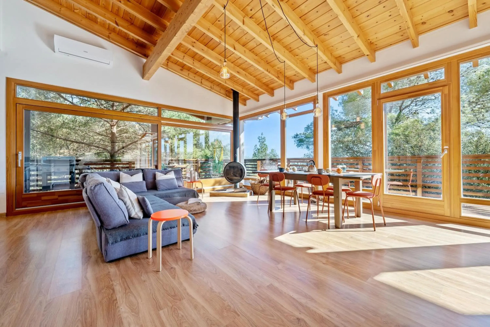 Casa nórdica en el bosque con vistas al mar