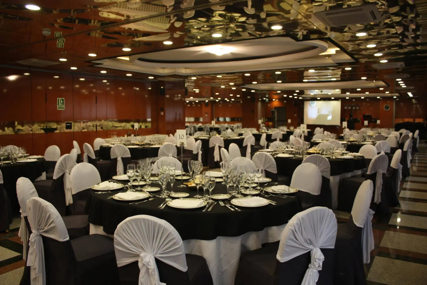 Suites Plaza Hotel & Wellness