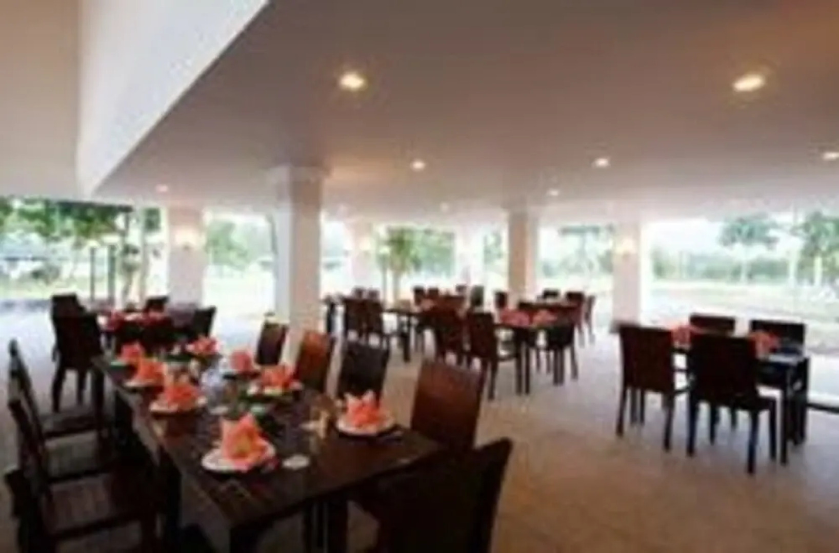 Lakeside Chalet by Mida