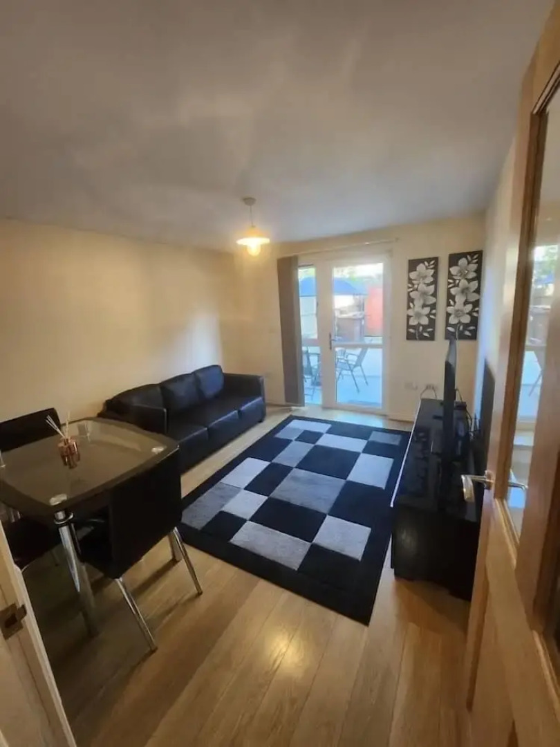 Beautiful 4 Bedroom Home With Parking by Lakeside