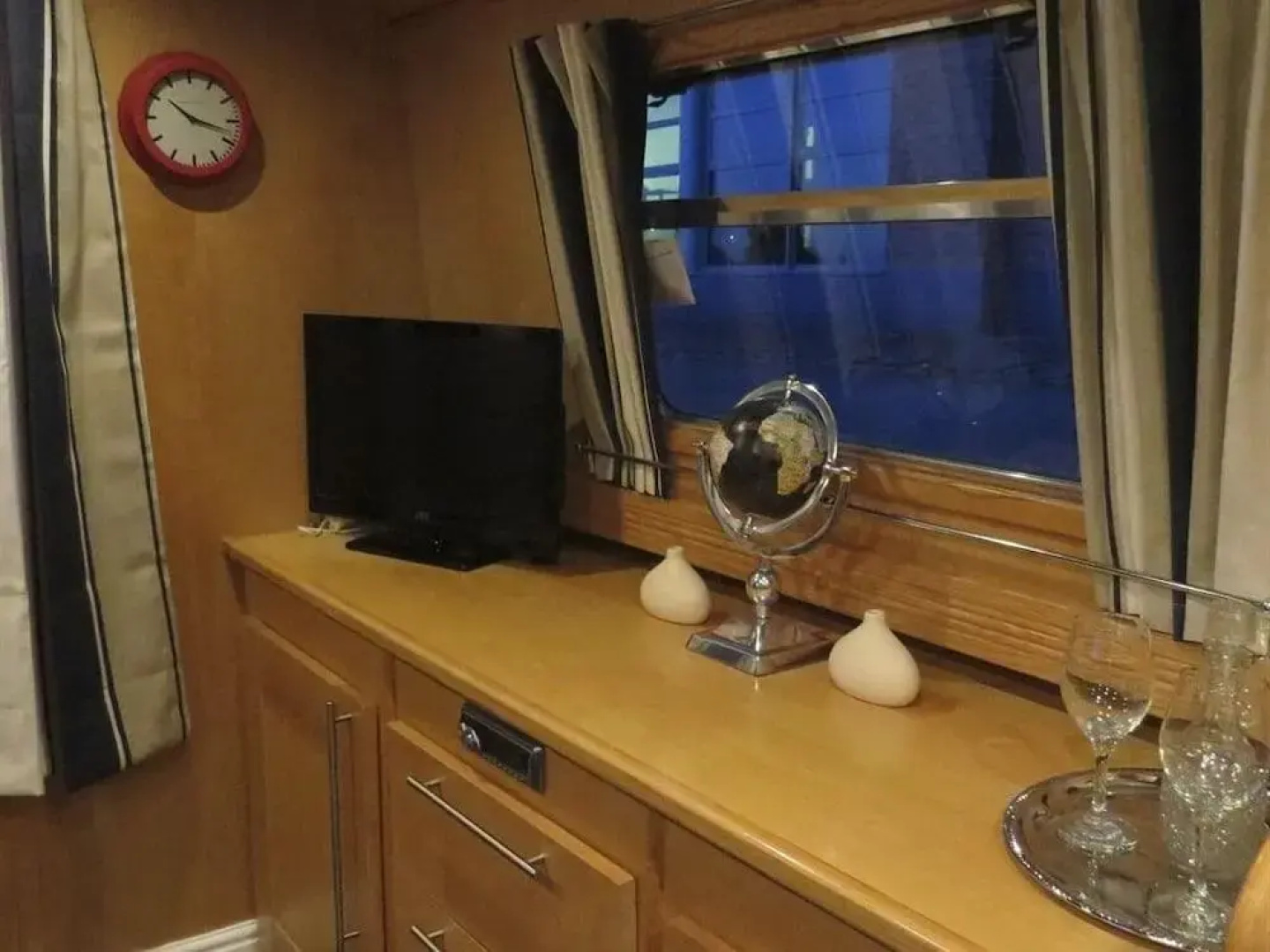 Houseboat Hotels