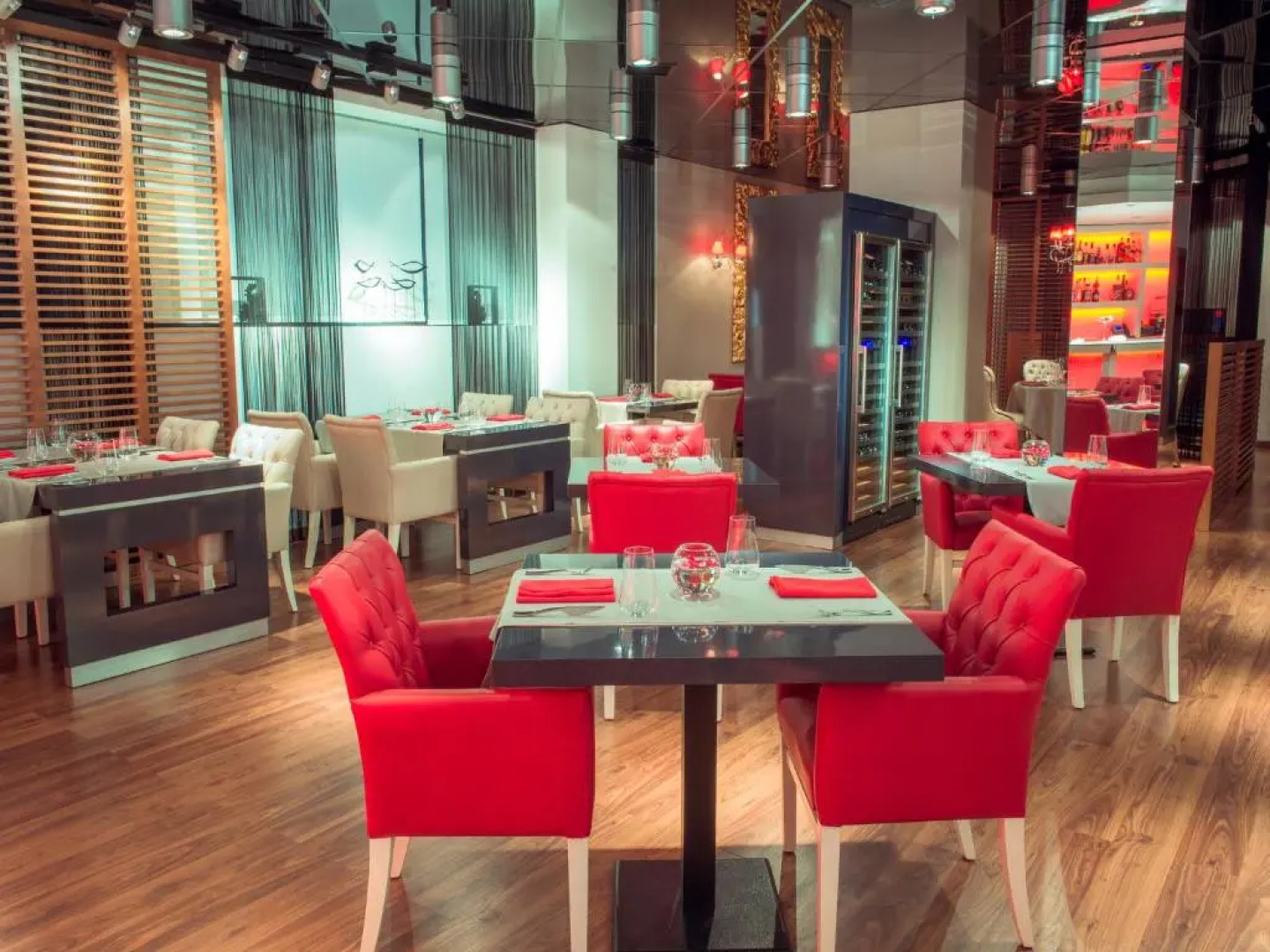 Отель Chirag Plaza Hotel & Business Center