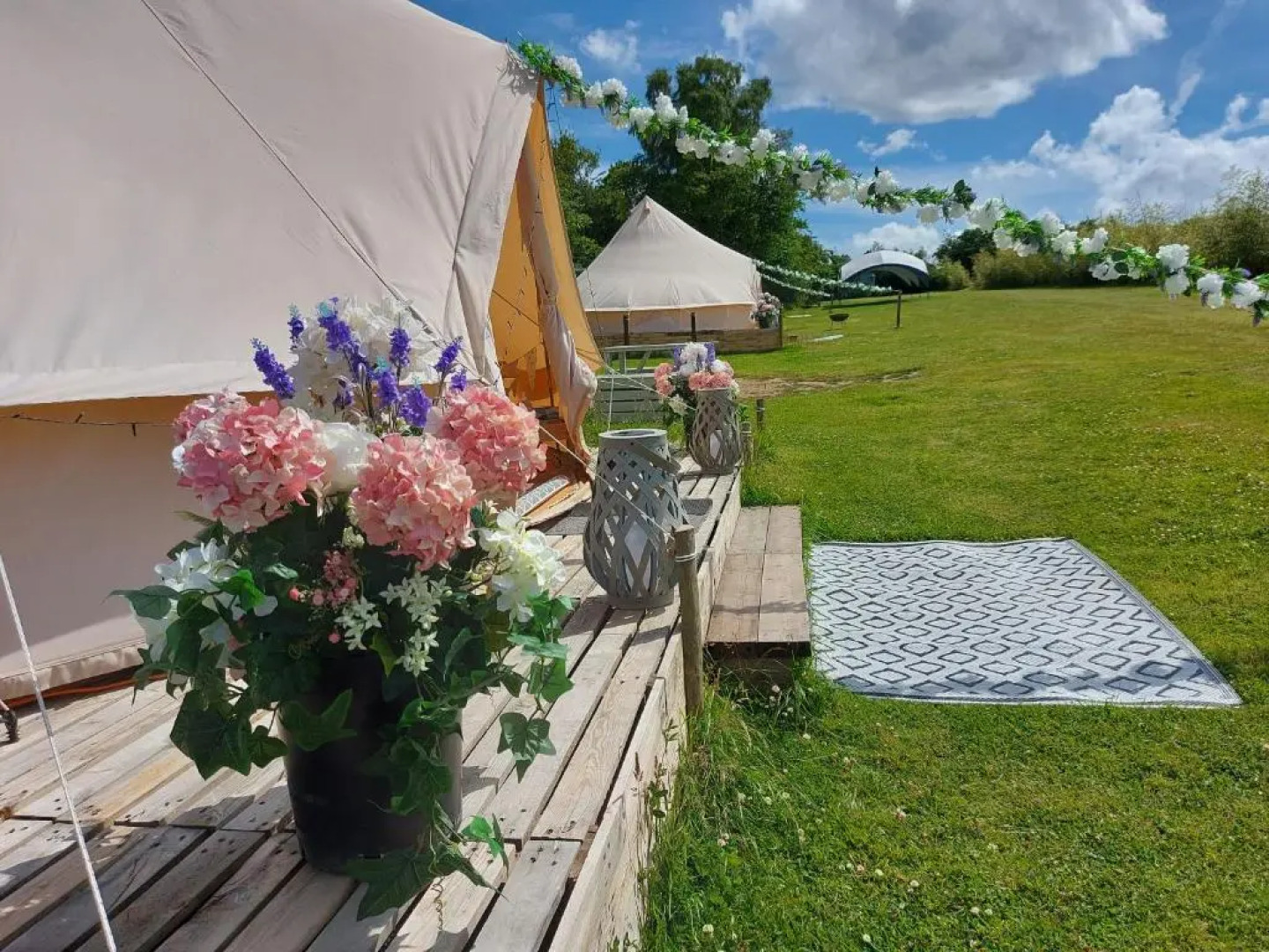 Hopgarden Glamping - Luxury 6m bell tent